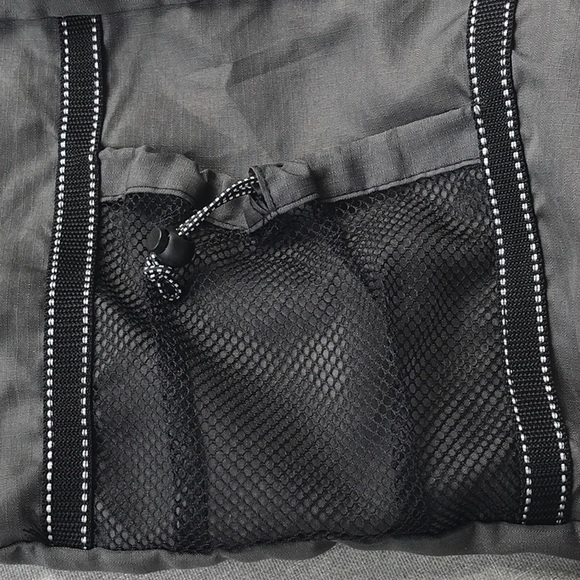 Very light weight grey and black gym/travel bag - Picture 4 of 6